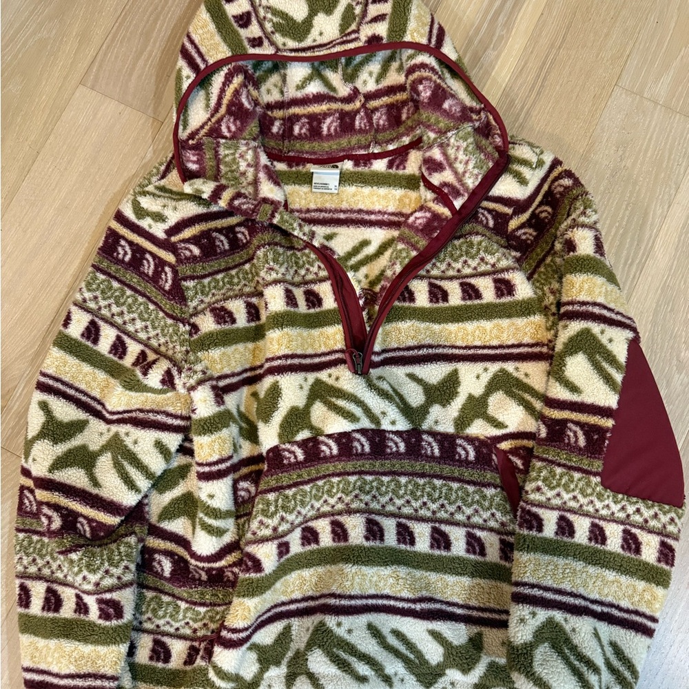 The North Face. Campshire fleece 1/2 zip hoodie. Kangaroo pouch w/zips. Men’s XL